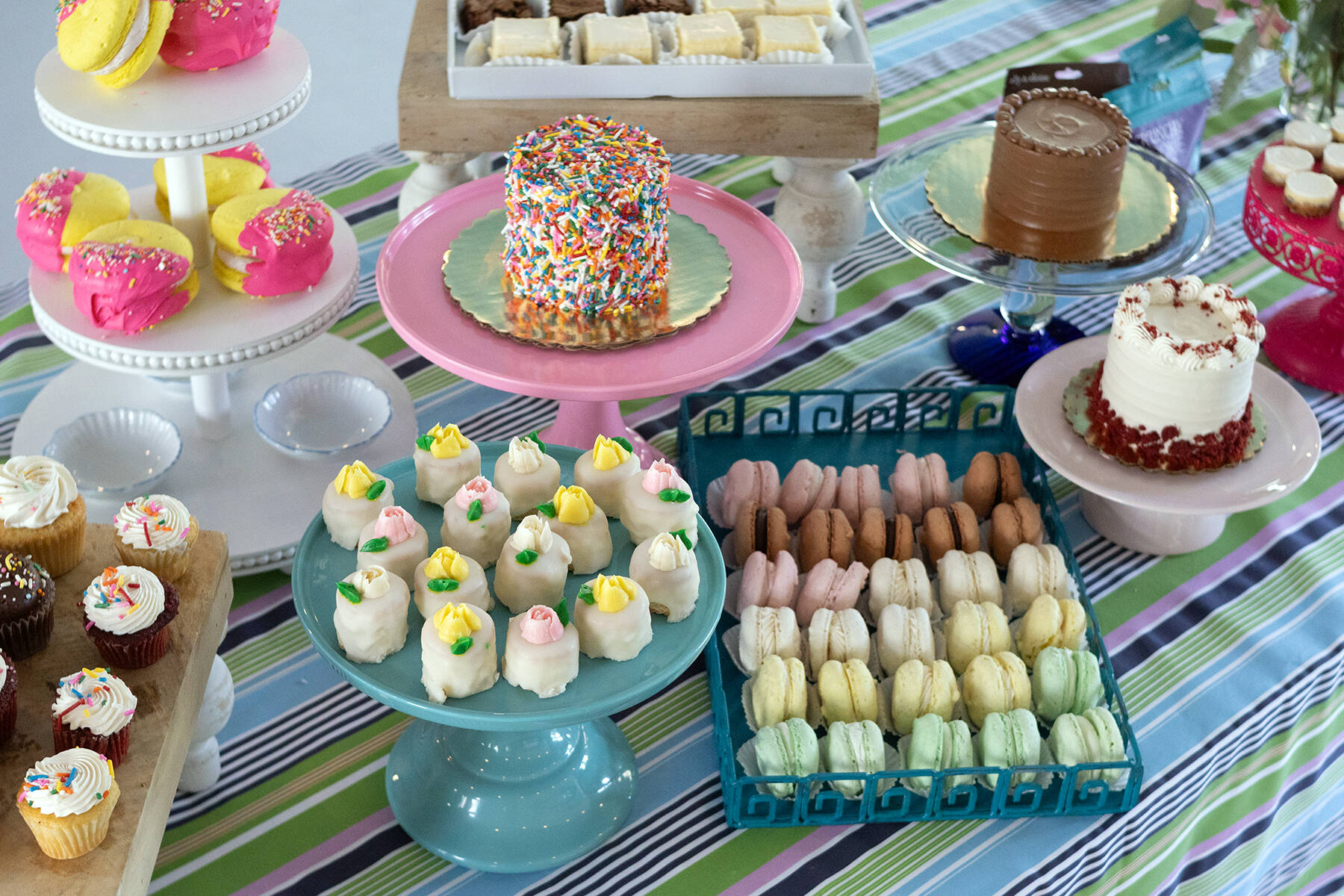 Table of Ally & Eloise Minis